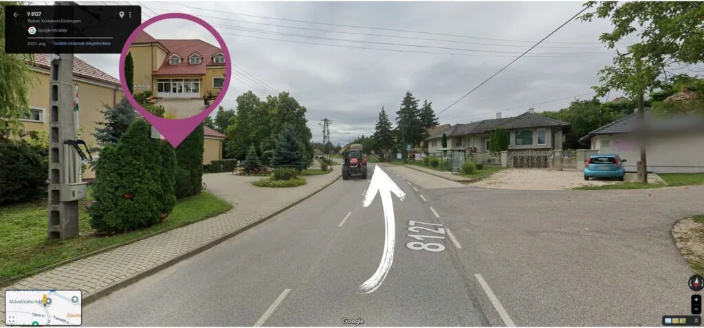 Baloldalt a művelődési ház látható
